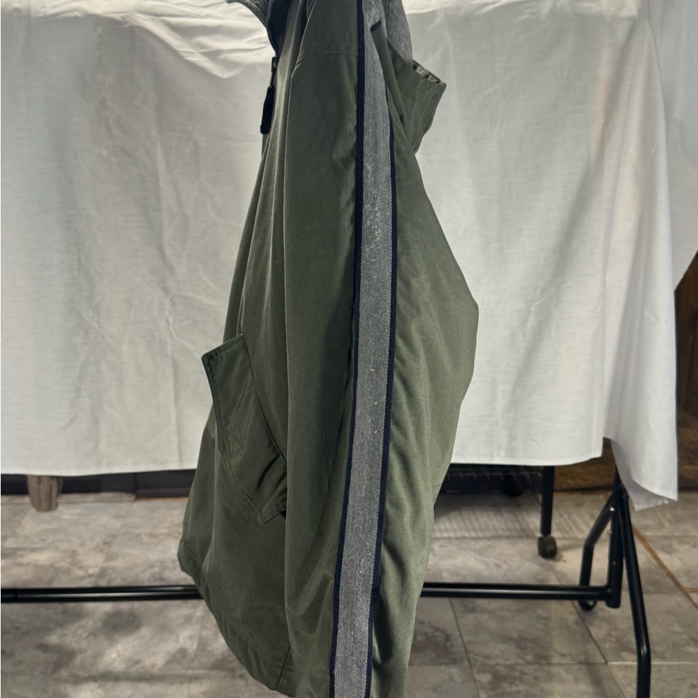 GAP Men's Green Windbreaker with Gray Interior - Picture 3 of 6